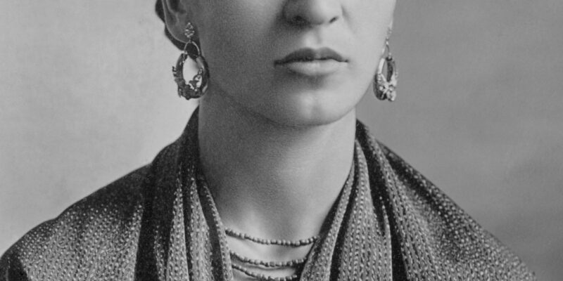 Image portrait of Frida Kahlo as a young woman