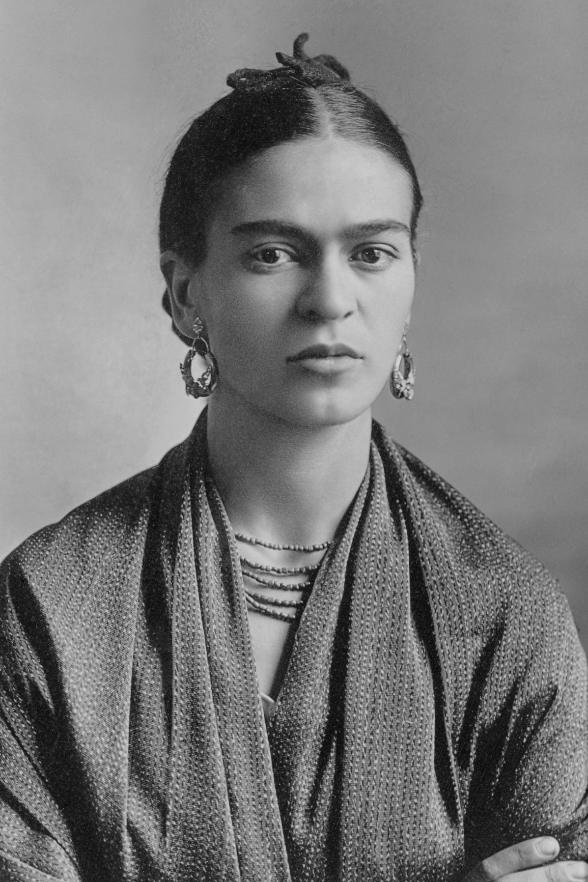Image portrait of Frida Kahlo as a young woman